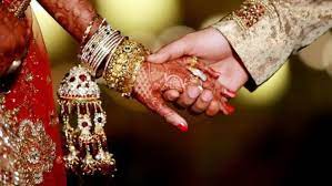 Ada banyak cara nonverbal untuk menunjukkan ketertarikan romantis. Tanda Tanda Kamu Udah Menemukan Calon Pendamping Hidup Yang Tepat