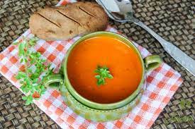 Passata de rosii, busuioc proaspat, ceapa, telina, crutoane de casa. Supa Crema De Rosii Cu Busuioc Arome De Poveste