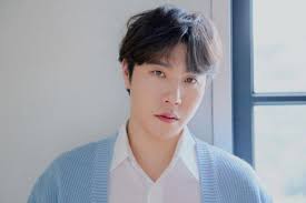 His birthday, what he did before fame, his family life, fun trivia facts, popularity rankings, and more. Lee Hyun Renews Exclusive Contract With Big Hit Gossipchimp Trending K Drama Tv Gaming News