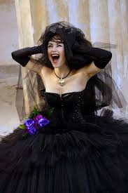 Doch bevor wir uns mit den vielen unterschiedlichen designs befassen, wollen wir uns zunächst mit dem kleid für die frau als solches befassen. Gothic Hochzeit Dunkle Romantik Und Historischer Charme Hochzeit Com