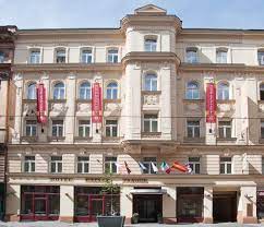 I tillegg gir vi deg hele sesonger av kjente serier som justified, prison break, glee, modern family og sons of anarchy. Hotel Caesar Prague Prag Aktualisierte Preise Fur 2022
