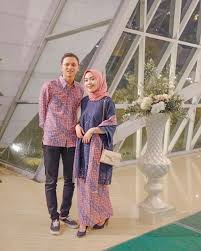 Inspirasi baju baju couple kondangan kekinian. 8 Inspirasi Kebaya Couple Dengan Hijab Buat Kondangan
