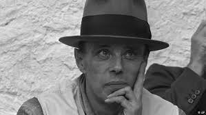 The book traces beuys' life from his birth in krefels germany in 1921 through his early studies in the natural sciences, to the dramatic events surrounding his plane crash during the war and his rescue by a tribe of tartars, and finally through his career as an artist in the. 1986 Morria O Artista Alemao Joseph Beuys Fatos Que Marcaram O Dia Dw 23 01 2017