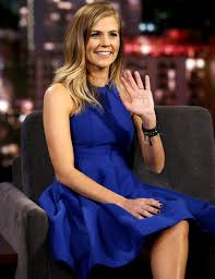 Firstly, samantha stands at the height of 5'6″ (1.70 m) and weighs 58 kg (128 lbs), compared to her husband's 6'2″ (1.88 m) height. Samantha Ponder Pregnant Espn Star Knocks Trolls For Sexist Comments People Com