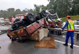 Kemalangan jalan raya yang belaku di negara ini tahun lepas, telah menyebabkan 8 ribu 685 orang kehilangan nyawa mereka. Pemandu Lori Ikan Maut