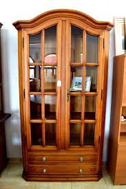 Two cabinet doors with sleek, black metal handles have tempered glass windows that let you easily see the contents inside. New2you Furniture Second Hand Wall Units For The Dining Room Living Room Ref L293 Torrevieja Spain