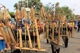 Kolintang, drum, bongo, kabasa, angklung; Angklung Menjaga Warisan Budaya Sunda Indonesia Kaya