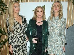 Adina vetter a participé à the station, braunschlag, chemins dans la nuit. Paris Hilton Und Schwester Nicky Glanzvoller Auftritt Mit Mama Kathy Trend Magazin Modestil Langarmliges Kleid Kleid Mit Armel