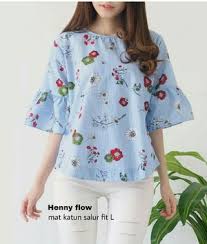 Sehingga saat digunakan oleh seorang wanita untuk model baju kemeja wanita lengan panjang motif bunga terbaru memang tidka sedikit yang menyukainya. Model Baju Blouse Atasan Wanita Motif Salur Belang Bunga Cantik Modis Terbaru Ryn Fashion