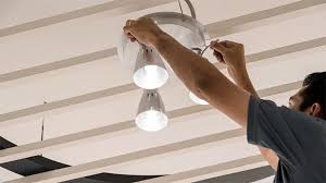 Pasang lampu dan rumah lampu pada pralon di bagian penutup kardus yang akan digunakan sebagai alas lampu. Ketahui Penyebab Dan Cara Memperbaiki Lampu Led Yang Rusak