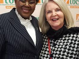 O ve ailesi bir kulübe. Mmamoloko Kubayi Ngubane Archives Sawubona Magazine