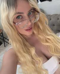 Cuál es la primera palabra que se te vino a la mente al verme? 👀