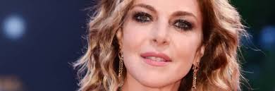 Il film segue le vicende di tre coppie di novelli sposi, dal matrimonio al viaggio di nozze. Claudia Gerini Bacia Uno Sconosciuto Nuovo Amore Per L Attrice Ilgiornale It