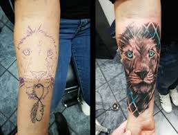 A colorful tattoo is a creative way to cover up a scar. Cover Up Tattoos Das Solltest Du Wissen Tattoo Magazin