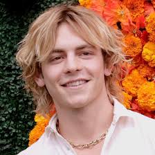 Since it was implied an adaptation of The Shards is in development, here's  the cast I imagined while reading it, even if they don't fit the bill 100%.  : r/BEEPodcast