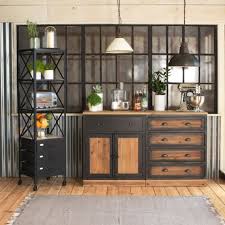 Un tiroir profond à quatre niveaux ravira les mordus de cuisine, qui ont toujours besoin de plus de place que les autres pour leur attirail. Buffet Tiroirs Industriel Plinthe Bois Tiroir Bois Meuble Cuisine