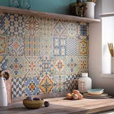 1 la credence a carreaux de ciment dynamise la cuisine cet haussmannien de 250 m2 a ete totalement relooke par architectes dinterieur pierre petit et isabelle massondans la cuisine le duo a installe une credence en carreaux. Cuisine 25 Facons D Adopter Les Carreaux De Ciment