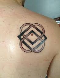 62 Tatouages Familiaux Originaux Dessins Et Signification En 2020 Tatouage Symbole Famille Symboles Celtiques Tatouages Creatifs