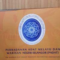Sudah lama saya ingin berkunjung ke negeri yang namanya berasal dari kata selang ur yang berarti tanah selat, tetapi baru kali ini hasrat itu bisa terwujud. Perbadanan Adat Melayu Dan Warisan Negeri Selangor Shah Alam Selangor