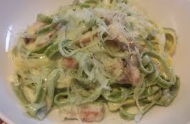 Si tratta di un tipo di pasta a sezione quadrata: Tagliatelle Paglia E Fieno Con Guanciale E Crema Di Provolone Semplicemente In Cucina