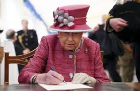 We did not find results for: La Reine D Angleterre A Balmoral Contrairement A Ses Habitudes Elle Sort De Sa Reserve