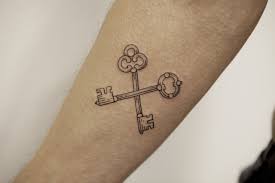 It can express many things, from a love of freedom to the passion to know the way to be free. Crossed Keys For Arno Key Tattoos Crossed Keys Tattoo Key Tattoo