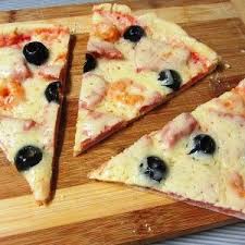 рецепт пиццы с колбасой сыром и помидорами и грибами Tonkoe Hrustyashee Testo Dlya Piccy Recept Food Food And Drink Recipes