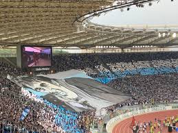 Nonostante la battuta d'arresto contro un ottimo verona la curva ci delizia con una coreografia tutta nuova. Lazio Roma La Scenografia Della Nord Per Diabolik Foto
