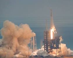 Imagem de SpaceX Falcon 9 rocket launching from Kennedy Space Center
