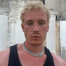 Izzy Bee Phillips (@izzybeephillips) • Instagram photos and videos