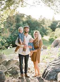 Comfortable Flattery Clothes Will Bring Out The Best Expressions Fall Family Portraits Fall Family Outfits Family Photography Outfits