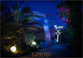 FKK am Meer Strandresort Nudistin posiert