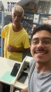 Esse senhor veio na loja e não me reconheceu… a reação dele ao ver que eu  sou o Victor viola foi incrível ❤️🤭 encheu meu coração de alegria