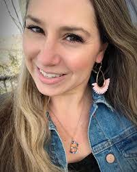 Leanne Lenz's Instagram, Twitter & Facebook