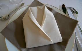 Rapidement exécuté, c'est un pliage qui fait un bel effet. Pliage De Serviette 30 Idees Pour Votre Deco De Table Dresser La Table