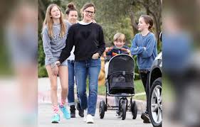 Jennifer garner believes it is the right time for her and ben affleck's kids to meet his girlfriend jennifer lopez. Jennifer Lopez Wants To Meet With Ben Affleck S Ex Jennifer Garner