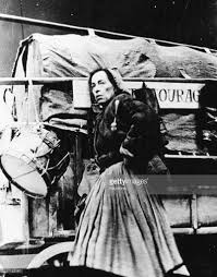 Mutter courage lotta svärd zieht mit ihrem mann in den krieg mutter courage ist die titelgestalt in bertolt brechts theaterstück mutter courage und ihre kinder und wird als bezeichnung für eine frau verwendet, die sich trotz niederlagen in ihrer umgehung durch ihre vitalität und zupackende art behauptet. Pin On Drama Ideas