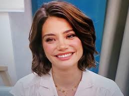 Maria do céu guerra possesses a great talent for creativity and self expression, typical of many accomplished writers, poets, actors and musicians. Carolina Carvalho Chora Na Sic Depois De Receber Surpresa De Tres Irmaos Em Direto