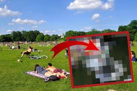 Munchen Manner Gehen Durch Englischen Garten Doch Das Ist Schockierend Derwesten De