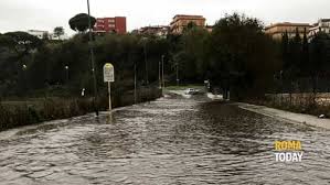 Caos traffico metro calamità naturale. Nubifragio A Roma 20 Novembre 2018 Strade Chiuse Allagamenti Traffico Alberi Caduti