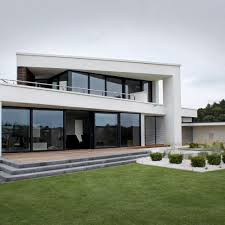 Flachdachhaus Modern Mit Dachterrasse Und Pool In 2020 Flat Roof House Modern Architecture Building House Roof