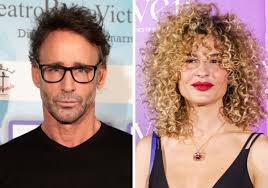 Álvaro Muñoz Escassi se olvida de su expareja e inicia un romance con  Sheila, la hermana