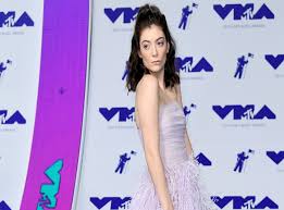 November 7, 1996), better known by her stage name lorde, is a pop star hailing from new zealand. Kos84yd5idumsm