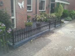 Prachtig Hoe Het Sierhekwerk Aansluit Op De Schutting Alles Is Op Maat Gemaakt Natuurlijk Volledig Naar Wens Van De Klant Sierhekwerk Voortuin Tuinhek Tuin