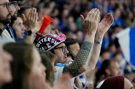 Jusqu’à avoir l’idée de louer un hélicoptère. Ces supporters de Fribourg-Gottéron sont prêts à tout