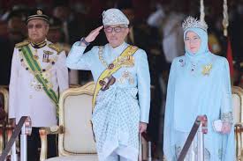 Ayumi pulang malah senyum senyum di dalam kamarnya, dia malah terus mengingat hiro. Sultan Abdullah Lafaz Sumpah Jawatan Yang Di Pertuan Agong Ke 16 Satu Johor