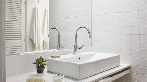 Coloca canastillas detrás de las puertas de este mueble para organizar algodones, pañuelos o cotonetes. 15 Buenas Ideas Para Banos Pequenos