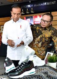 Job ini merupakan job resmi dari disnaker dan bnp2tki. Presiden Jokowi Tinjau Pabrik Sepatu Dan Makan Siang Bersama Pekerja Pabrik Portal Berita Batam Kepri