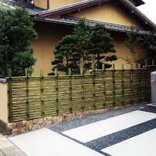Meski terkesan tradisional, material bambu dapat dikombinasikan seperti contoh pagar dari bambu yang satu ini. Rumah Minimalis Pagar Bambu