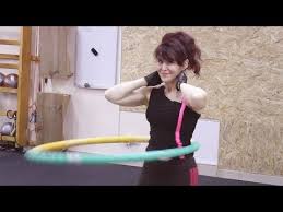 как правильно крутить хулахуп чтобы убрать живот и бока видео Chem Opasen Hulahup Massazhnyj Obruch Dlya Pohudeniya Youtube